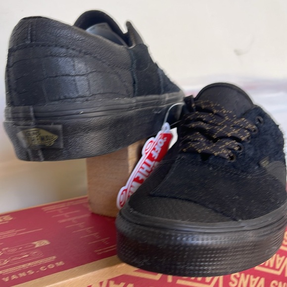 Vans WMNS Era Patchwork
Mono Patchwork Blackout
VN0A4BVU10J
Sneakers - Picture 10 of 16